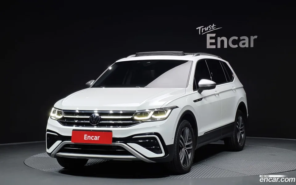 Volkswagen Tiguan Allspace 2.0 TSI 2023 — фото 1, купить с доставкой в Москву