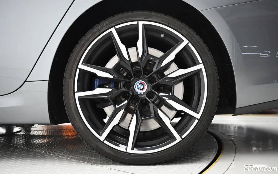 BMW 8 Series M850i xDrive 2023 — миниатюра 5