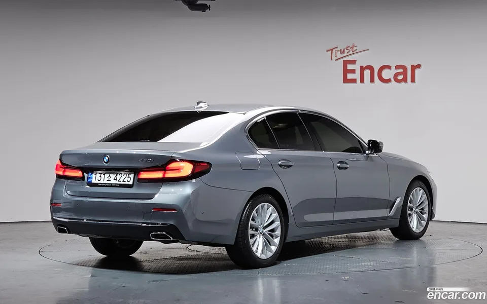 BMW 5 Series 520i 2023 — миниатюра 2