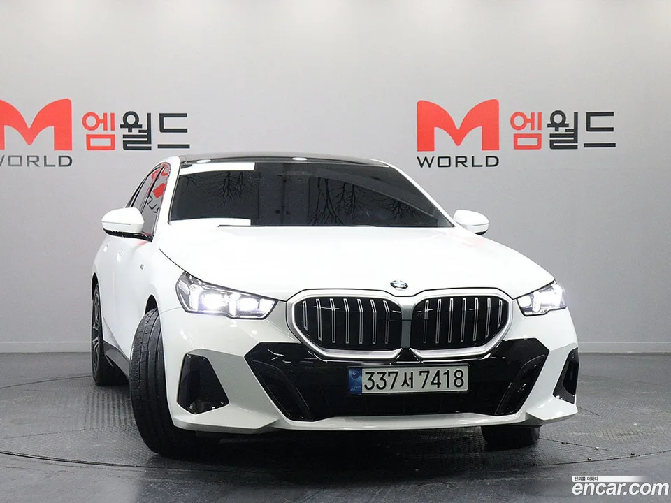 BMW 5 Series 520i M 2023 — миниатюра 2