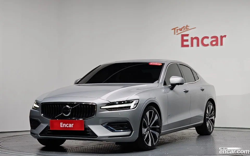 Volvo S60 B5 2023 — фото 1, купить с доставкой в Москву