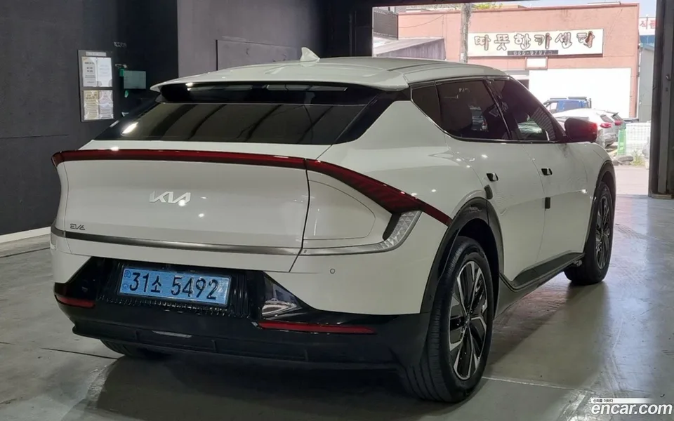 Kia EV6 2023 — миниатюра 2