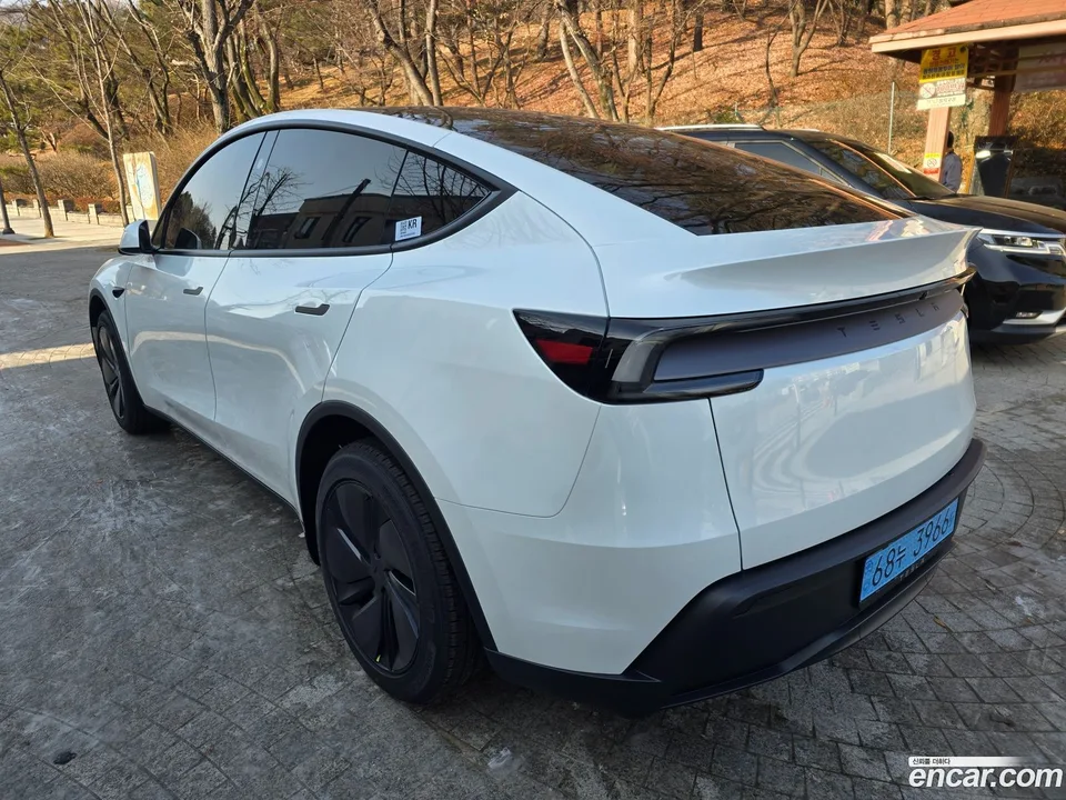 Tesla Model Y RWD 2025 — миниатюра 5