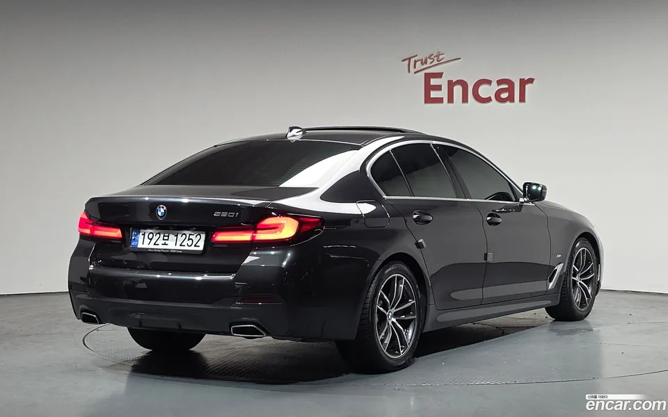BMW 5 Series 520i M 2023 — миниатюра 2