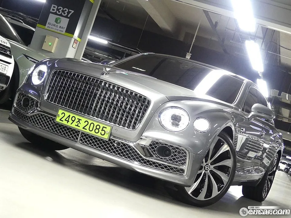Bentley Flying Spur 4.0 2023 — миниатюра 3