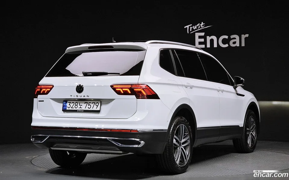Volkswagen Tiguan Allspace 2.0 TSI 2023 — миниатюра 2
