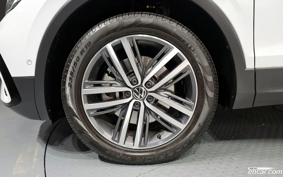 Volkswagen Tiguan Allspace 2.0 TSI 2023 — миниатюра 5