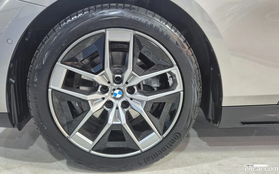 BMW 5 Series 523d 2025 — миниатюра 5