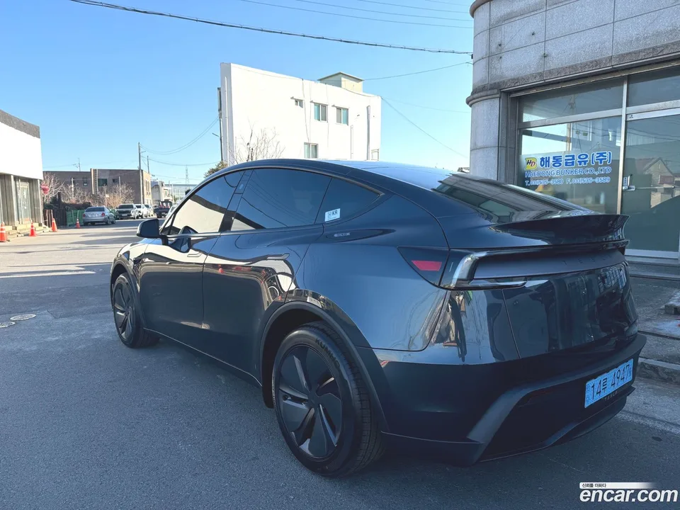 Tesla Model Y RWD 2026 — миниатюра 2