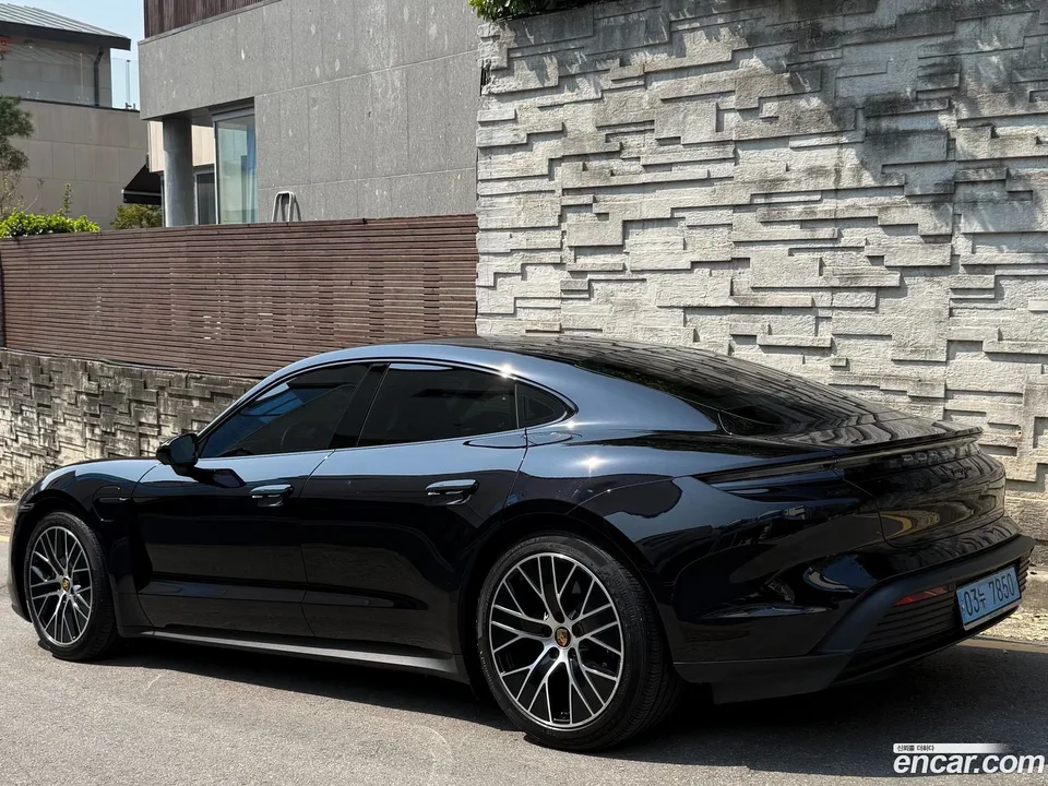 Porsche Taycan 2023 — миниатюра 5