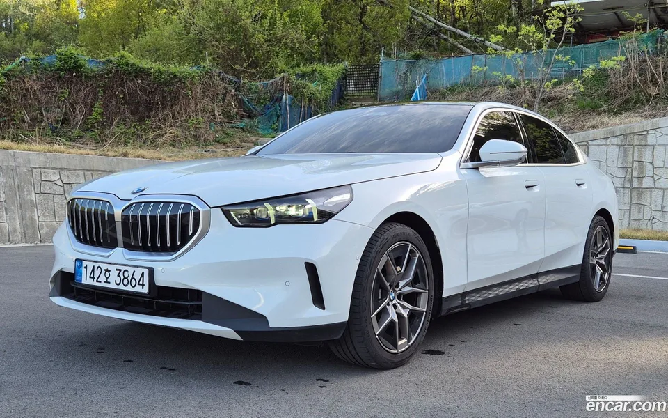 BMW 5 Series 520i 2024 — фото 1, купить с доставкой в Москву