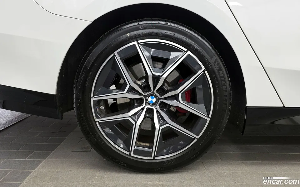 BMW 5 Series 520i 2024 — миниатюра 5
