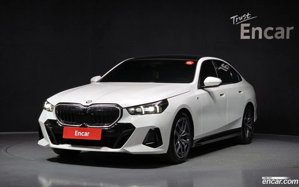 BMW 5 Series 520i 2024 — фото 1, купить с доставкой в Москву