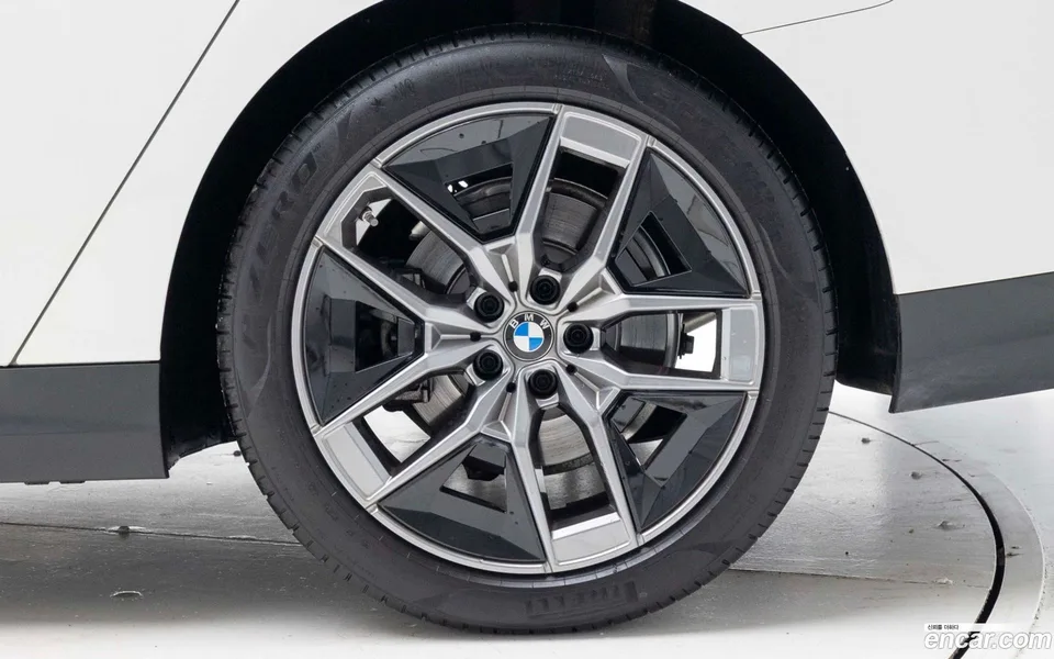 BMW 5 Series 523d 2025 — миниатюра 5