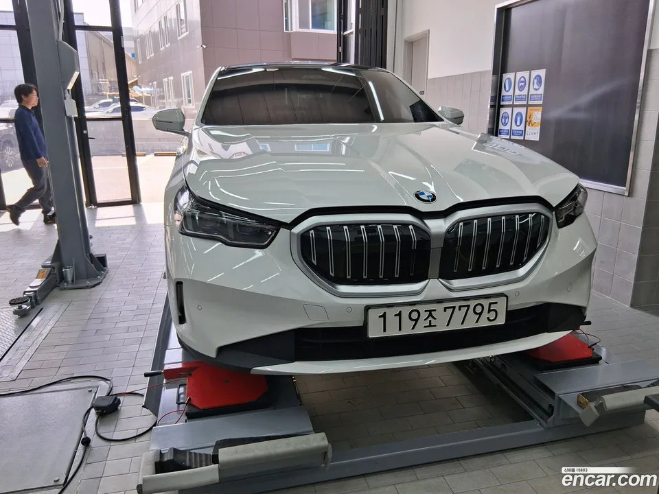 BMW 5 Series 523d 2025 — фото 1, купить с доставкой в Москву