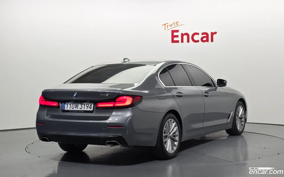 BMW 5 Series 520i 2023 — миниатюра 2
