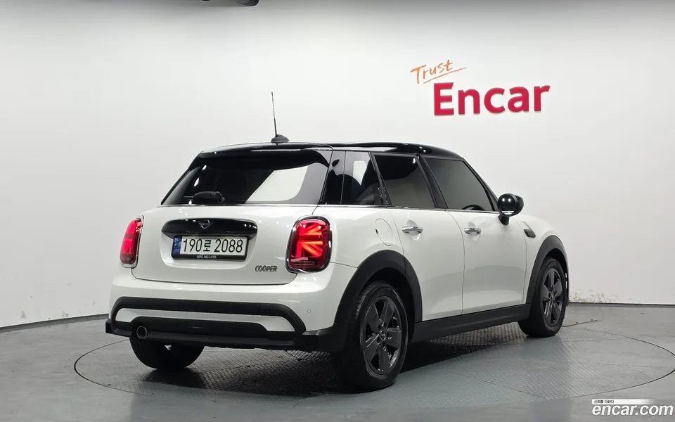 MINI Cooper 5 2023 — миниатюра 2