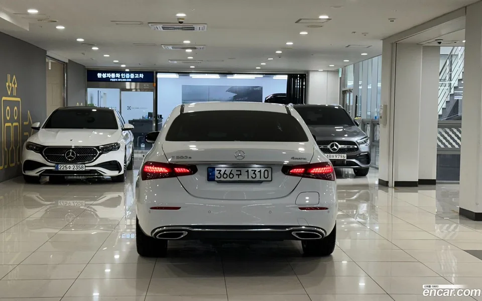 Mercedes-Benz E-Class E300e 4MATIC 2022 — миниатюра 4