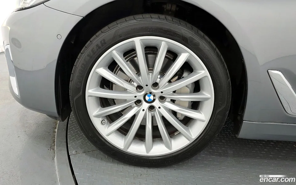 BMW 5 Series 530i xDrive 2023 — миниатюра 5