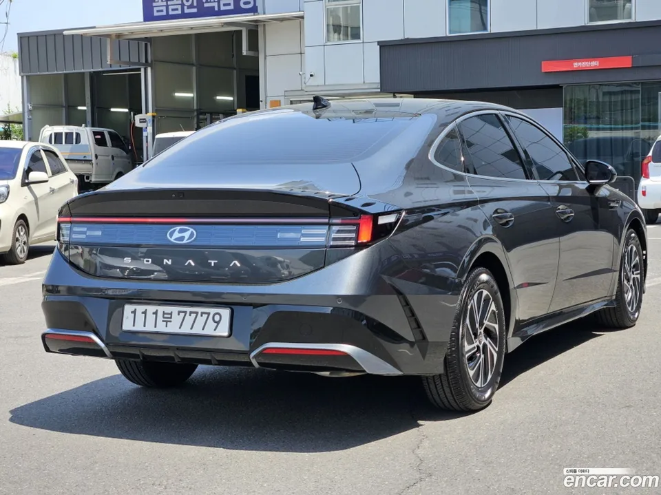 Hyundai Sonata The Edge Hybrid 2023 — миниатюра 4