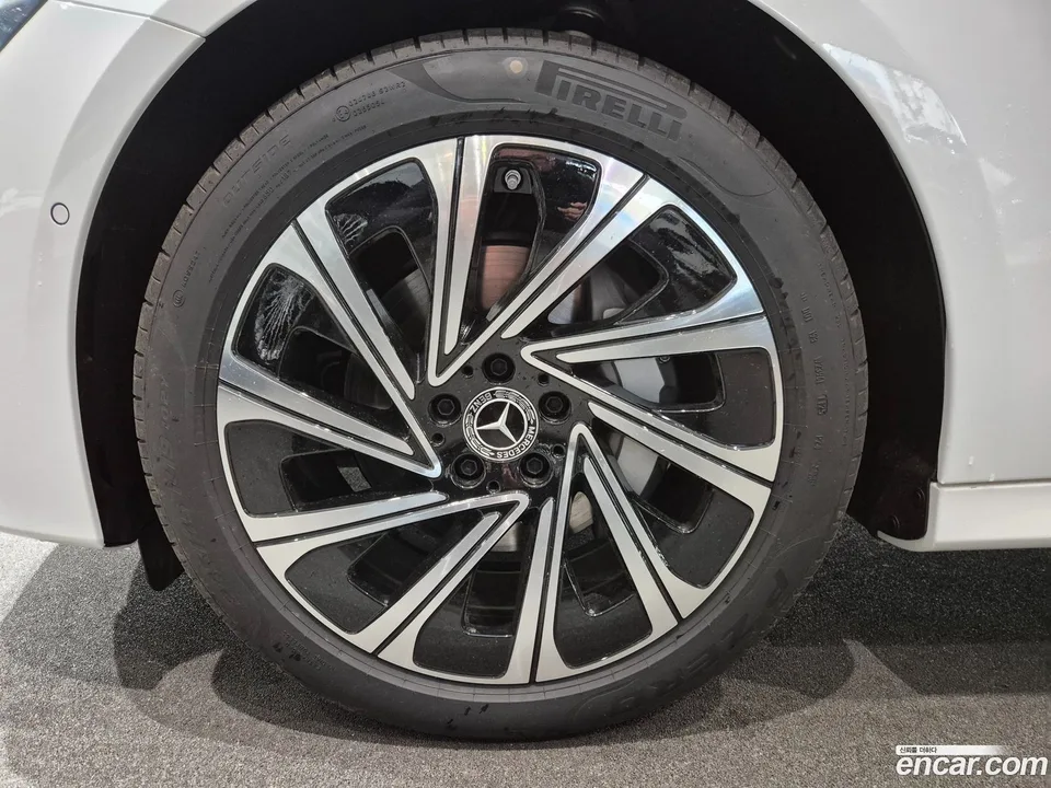 Mercedes-Benz E-Class E300 4MATIC 2025 — миниатюра 5