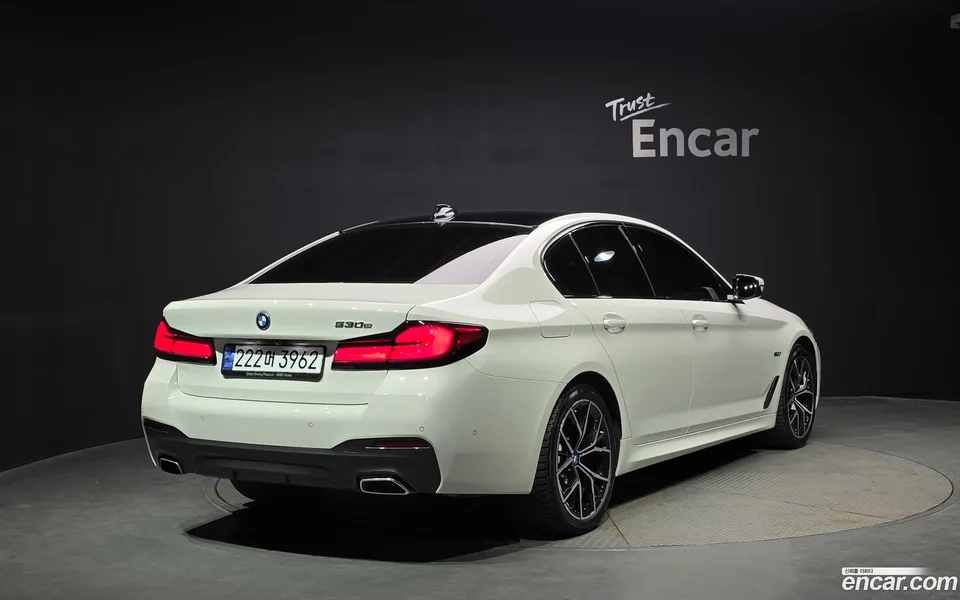 BMW 5 Series 530e M 2023 — миниатюра 2
