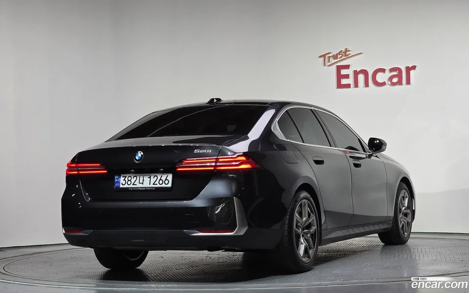 BMW 5 Series 520i 2025 — миниатюра 2