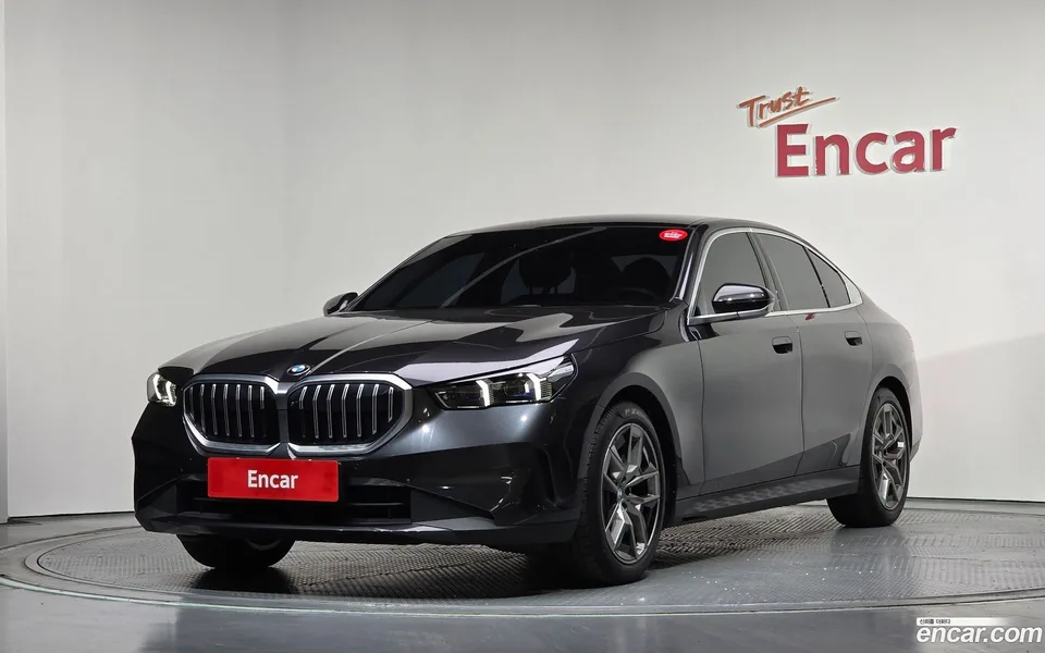 BMW 5 Series 520i 2025 — фото 1, купить с доставкой в Москву