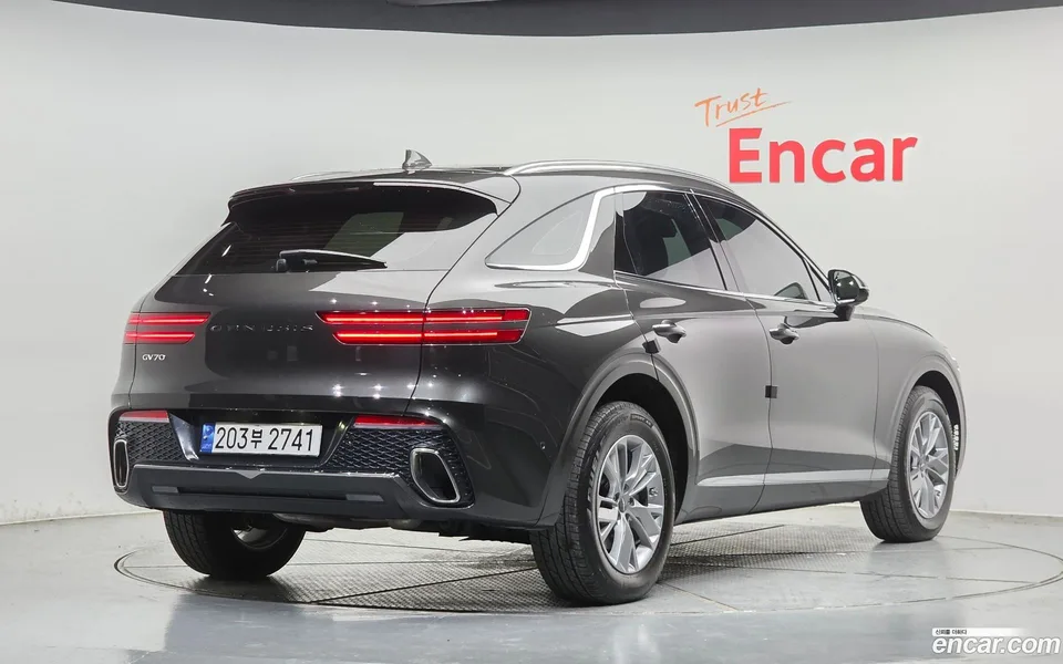 Genesis GV70 2.5T 2WD 2023 — миниатюра 2