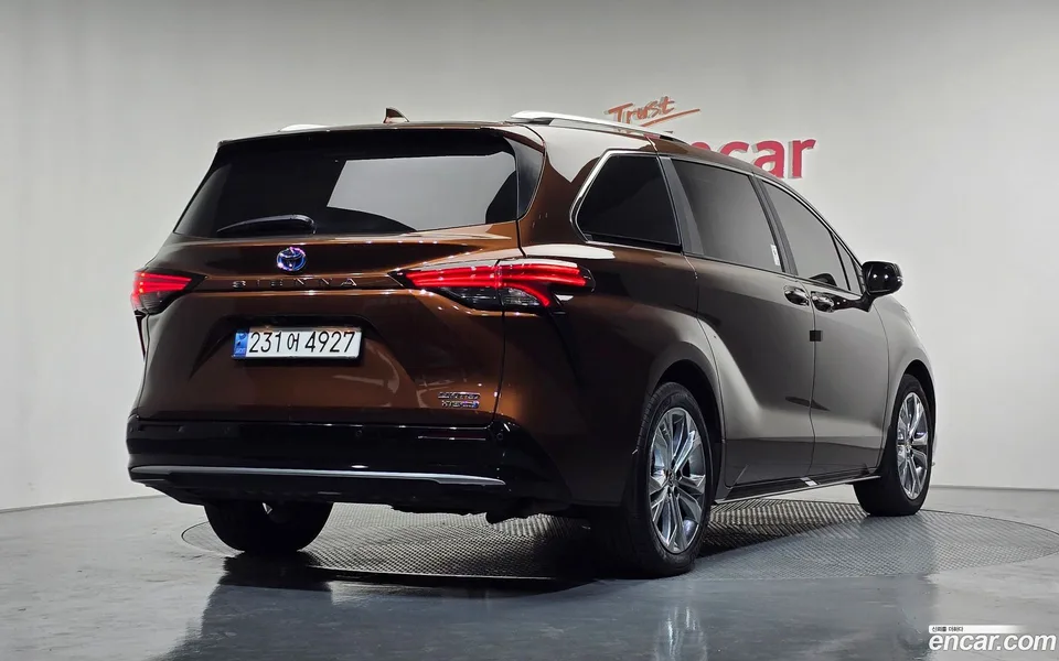 Toyota Sienna 2.5 2WD 2023 — миниатюра 2