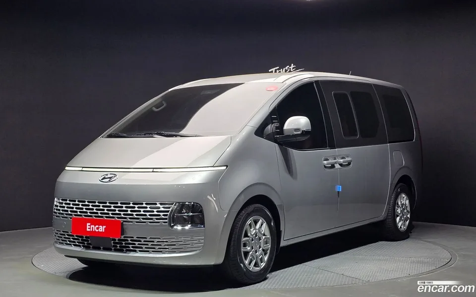 Hyundai Staria 5 2023 — фото 1, купить с доставкой в Москву