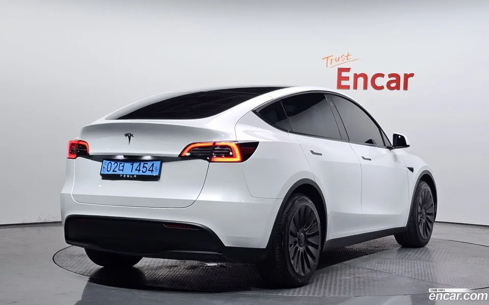 Tesla Model Y RWD 2023 — миниатюра 2