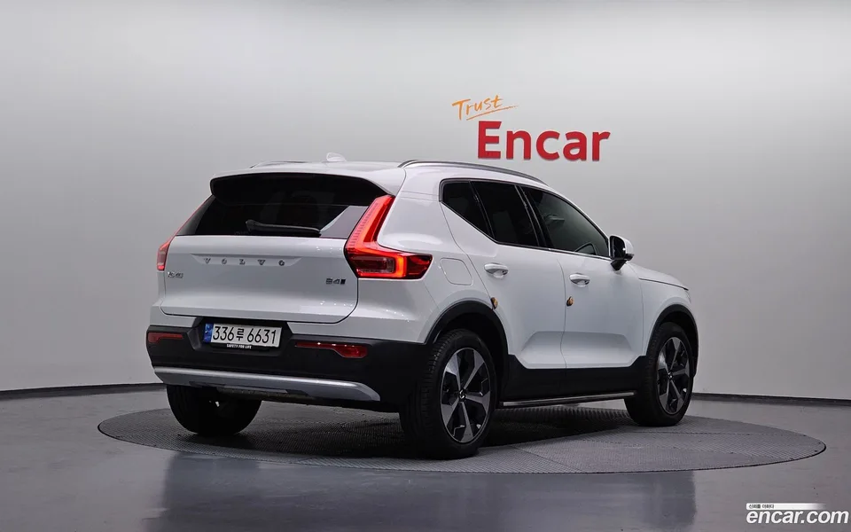 Volvo XC40 B4 2023 — миниатюра 2
