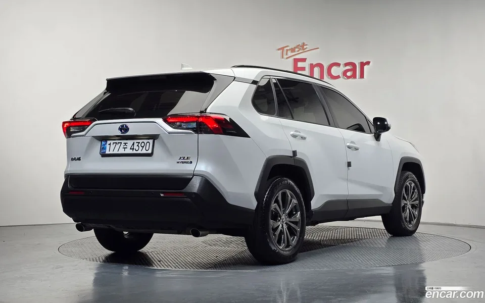 Toyota RAV4 2.5 2WD XLE 2024 — миниатюра 2