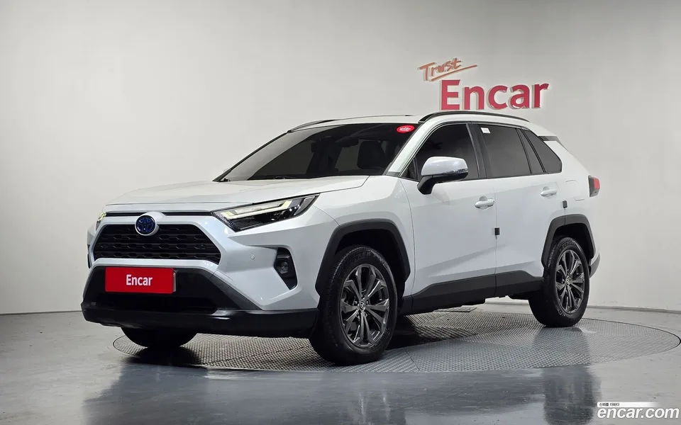 Toyota RAV4 2.5 2WD XLE 2024 — фото 1, купить с доставкой в Москву