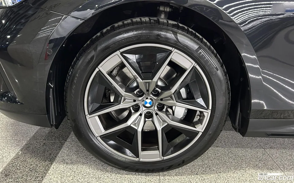 BMW 5 Series 530i xDrive 2025 — миниатюра 5