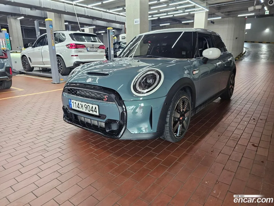 MINI Cooper S 5 2023 — фото 1, купить с доставкой в Москву
