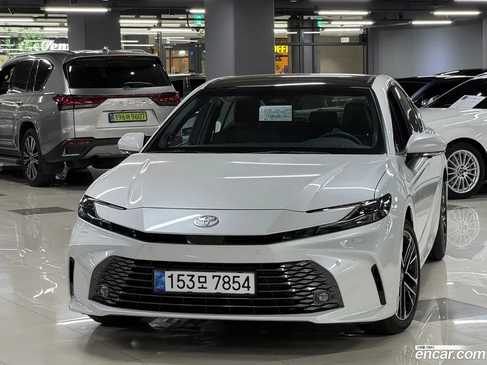 Toyota (XV80) 2.5 XLE 2026 — фото 1, купить с доставкой в Москву