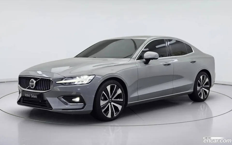 Volvo S60 B5 2023 — фото 1, купить с доставкой в Москву