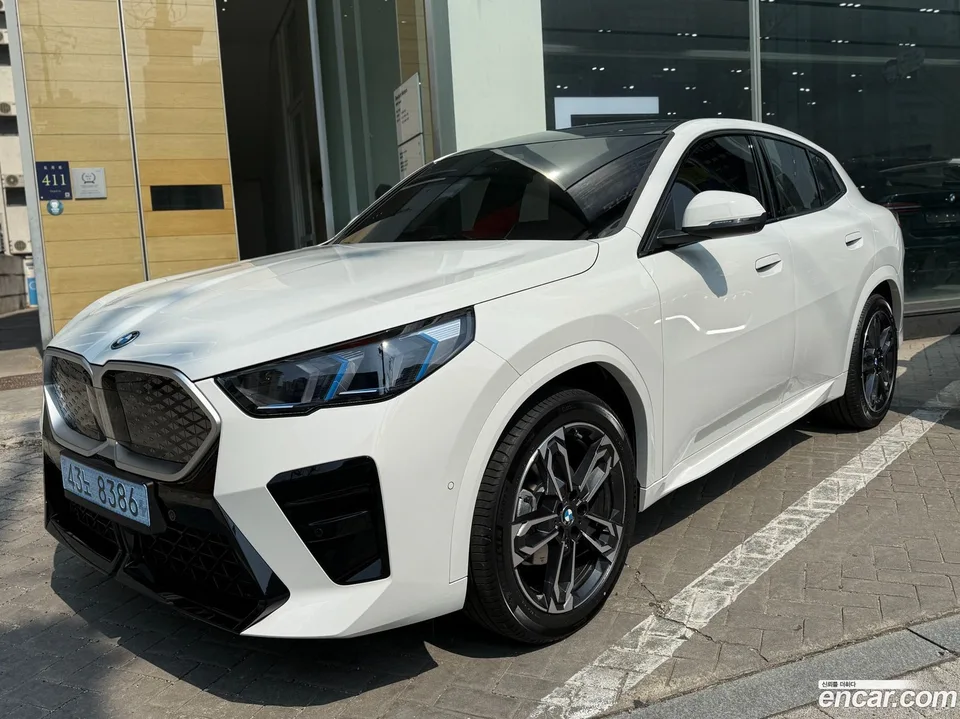 BMW iX2 eDrive 20 M 2026 — миниатюра 3