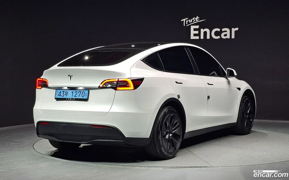 Tesla Model Y RWD 2024 — миниатюра 2