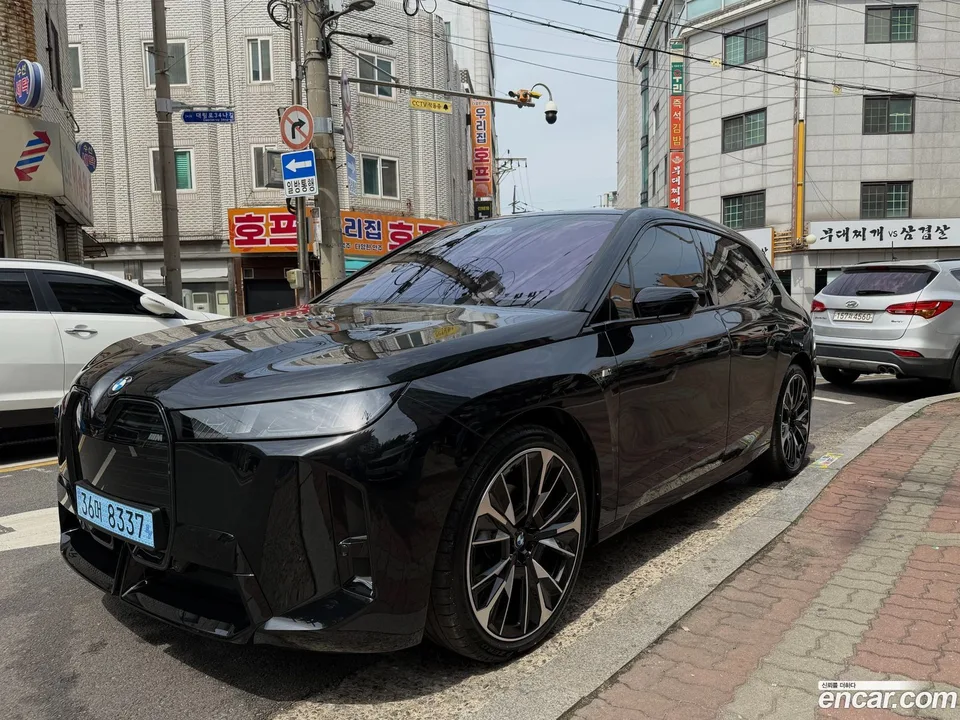 BMW iX xDrive M70 2026 — миниатюра 2