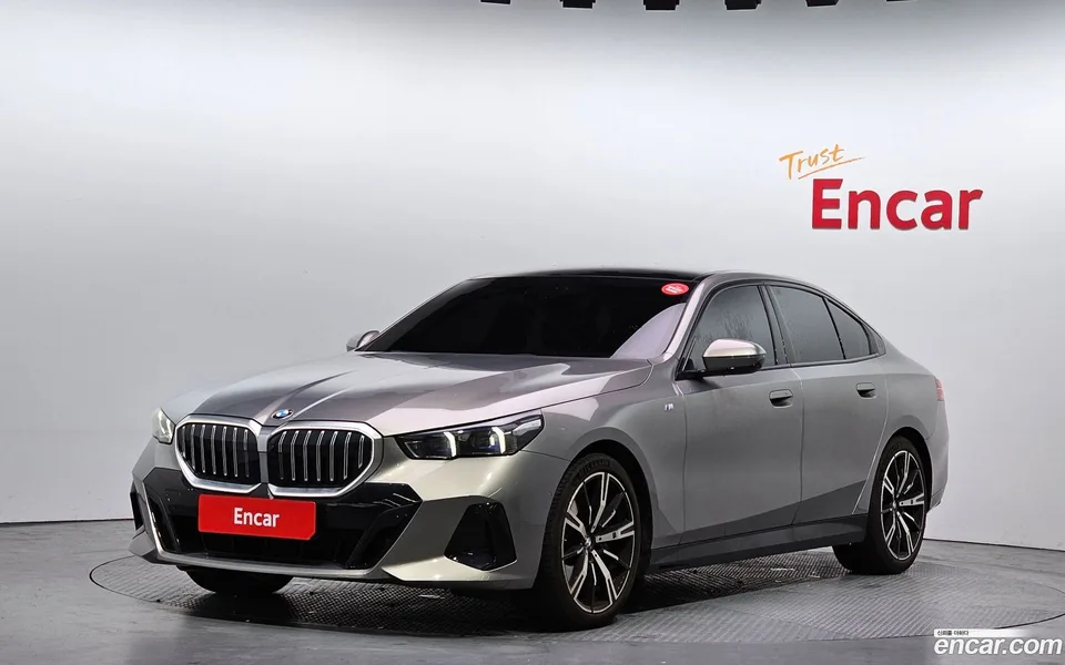 BMW 5 Series 530i xDrive M 2025 — фото 1, купить с доставкой в Москву
