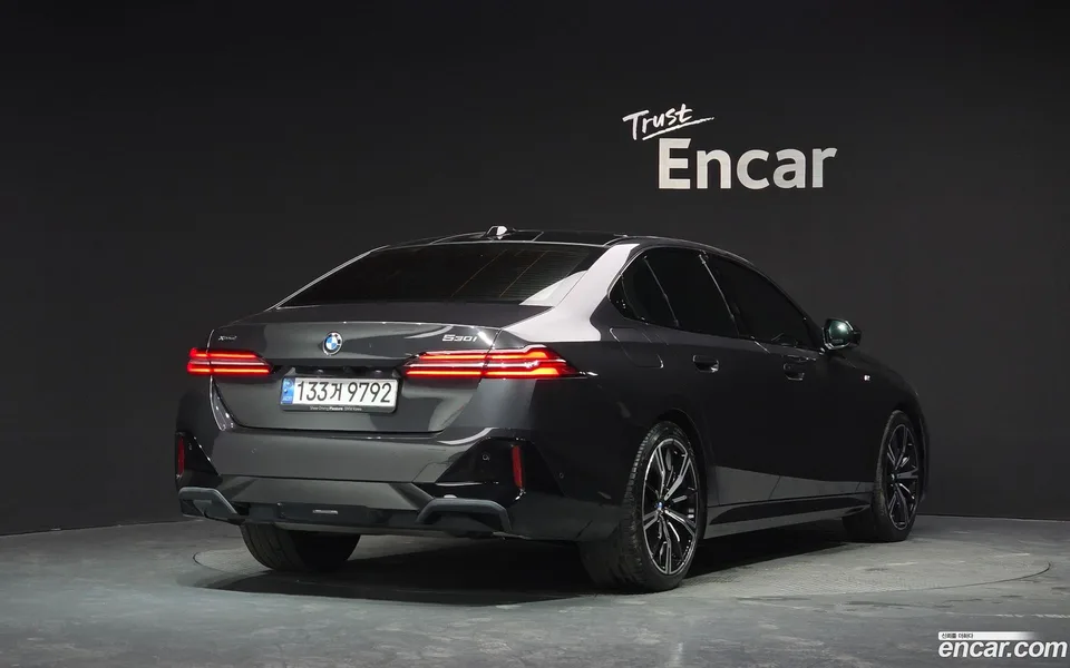 BMW 5 Series 530i xDrive M 2024 — миниатюра 2