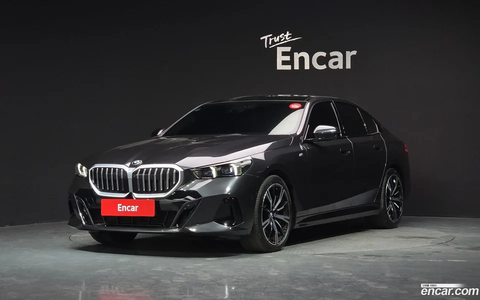 BMW 5 Series 530i xDrive M 2024 — фото 1, купить с доставкой в Москву