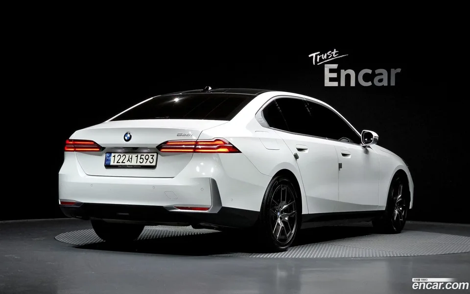 BMW 5 Series 520i 2023 — миниатюра 2
