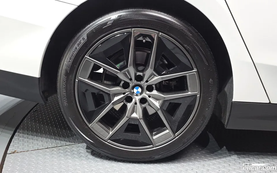 BMW 5 Series 520i 2023 — миниатюра 5