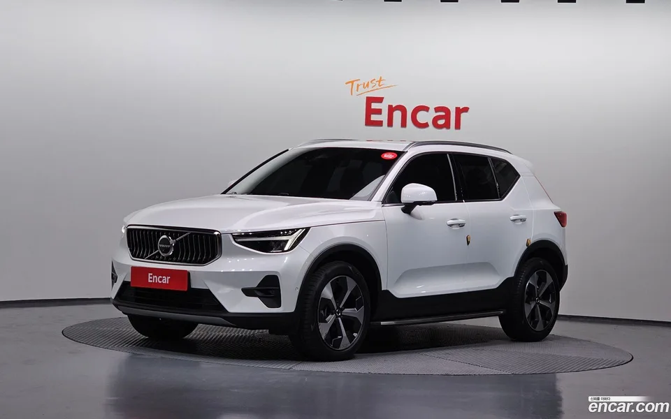 Volvo XC40 B4 2023 — фото 1, купить с доставкой в Москву