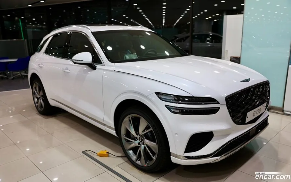 Genesis GV70 2.5T 2WD 2024 — фото 1, купить с доставкой в Москву