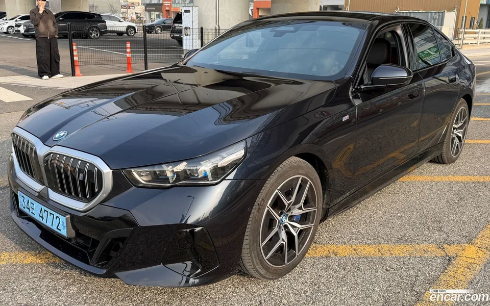 BMW i5 eDrive 40 M 2024 — фото 1, купить с доставкой в Москву